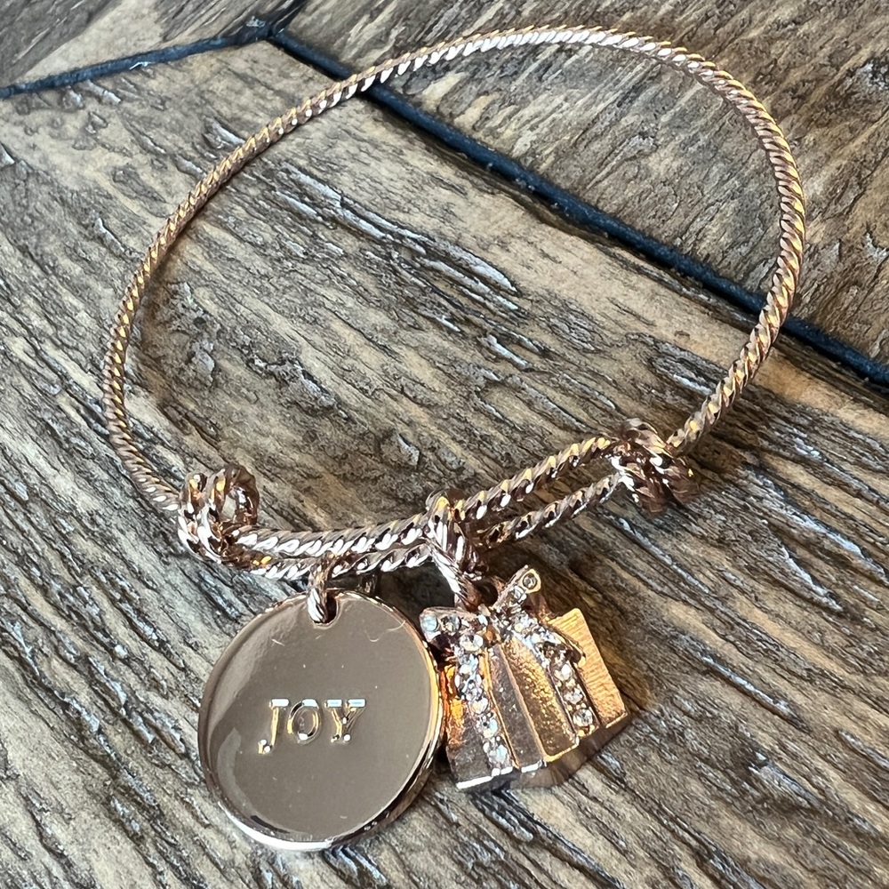 MARY KAY Vintage Holiday Charm Bracelet in Gold Tone